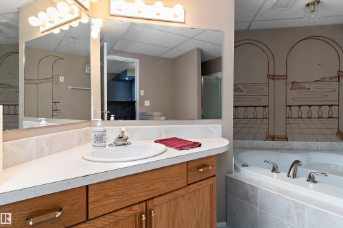 6562 158 Avenue, Edmonton, AB - Indoor Photo Showing Bathroom