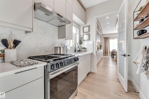 7663 Kimiwan Crescent, Edmonton, AB - Indoor Photo Showing Kitchen With Upgraded Kitchen