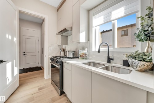 7663 Kimiwan Crescent, Edmonton, AB - Indoor Photo Showing Kitchen With Double Sink With Upgraded Kitchen