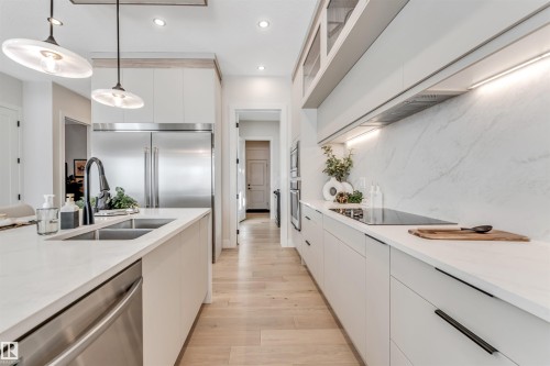 7663 Kimiwan Crescent, Edmonton, AB - Indoor Photo Showing Kitchen With Double Sink With Upgraded Kitchen