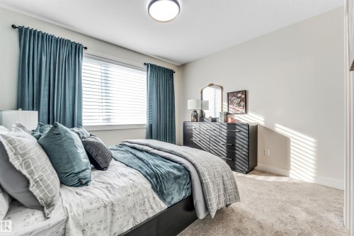 7663 Kimiwan Crescent, Edmonton, AB - Indoor Photo Showing Bedroom