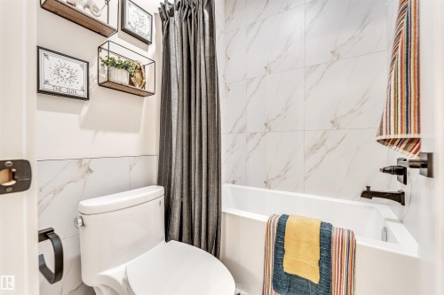 7663 Kimiwan Crescent, Edmonton, AB - Indoor Photo Showing Bathroom