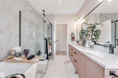 7663 Kimiwan Crescent, Edmonton, AB - Indoor Photo Showing Bathroom