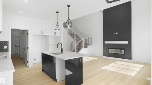 807 30 Avenue, Edmonton, AB - Indoor Photo Showing Other Room