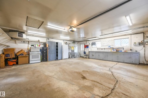 3410 135A Avenue, Edmonton, AB - Indoor Photo Showing Garage