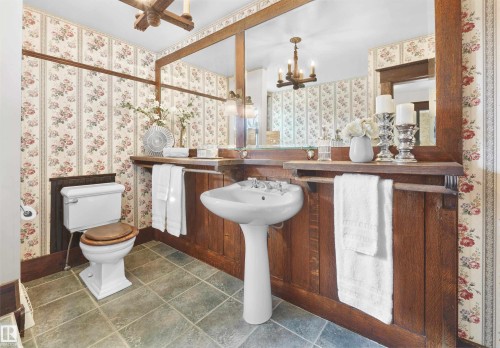 12614 106 Avenue, Edmonton, AB - Indoor Photo Showing Bathroom