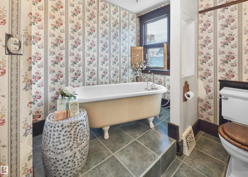 12614 106 Avenue, Edmonton, AB - Indoor Photo Showing Bathroom