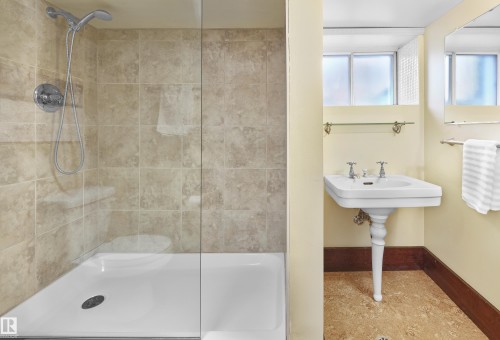 12614 106 Avenue, Edmonton, AB - Indoor Photo Showing Bathroom