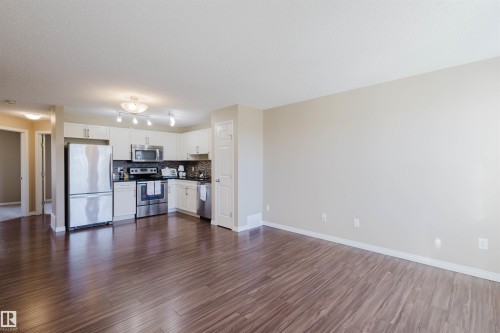 60 4029 Orchards Drive, Edmonton, AB - Indoor Photo Showing Kitchen