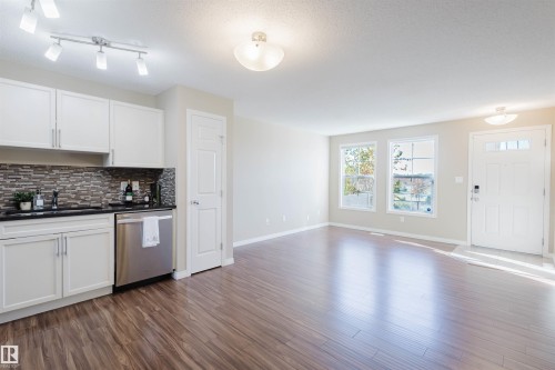60 4029 Orchards Drive, Edmonton, AB - Indoor Photo Showing Kitchen