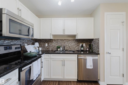 60 4029 Orchards Drive, Edmonton, AB - Indoor Photo Showing Kitchen With Stainless Steel Kitchen With Double Sink With Upgraded Kitchen