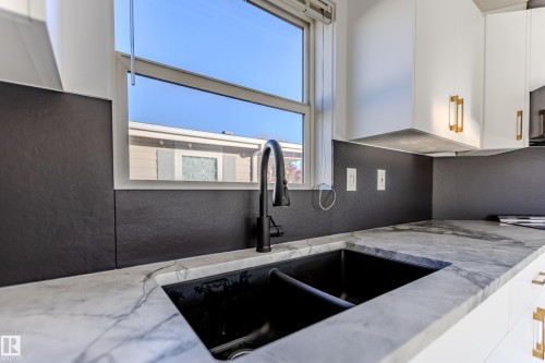 514 Maple Wood Crescent Nw, Edmonton, AB - Indoor Photo Showing Kitchen With Double Sink