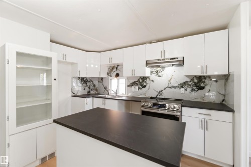 #118 305 Calahoo Road, Spruce Grove, AB - Indoor Photo Showing Kitchen