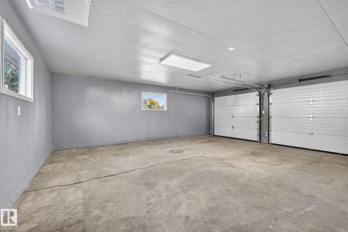 12410 134 Avenue, Edmonton, AB - Indoor Photo Showing Garage