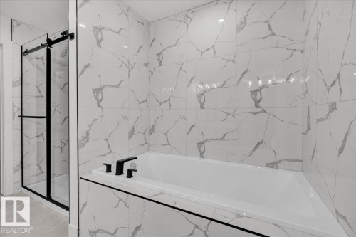 1115 Gyrfalcon Crescent, Edmonton, AB - Indoor Photo Showing Bathroom