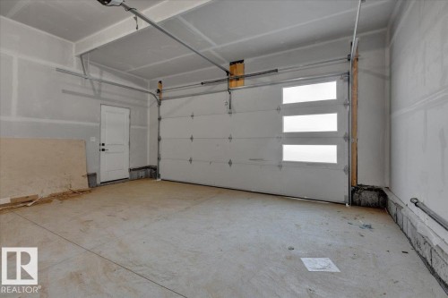 1115 Gyrfalcon Crescent, Edmonton, AB - Indoor Photo Showing Garage
