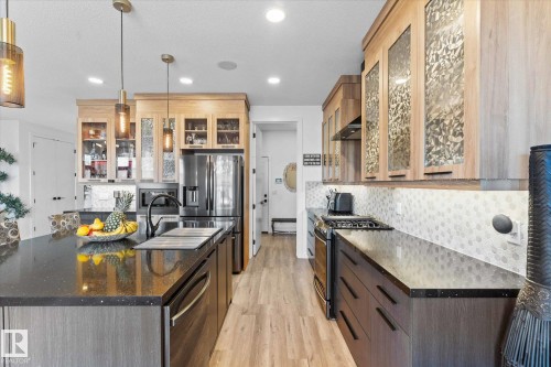 9 Brunswyck Crescent, Spruce Grove, AB - Indoor Photo Showing Kitchen With Upgraded Kitchen