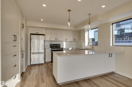 11960 100 Avenue, Edmonton, AB - Indoor Photo Showing Kitchen