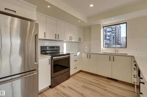 11960 100 Avenue, Edmonton, AB - Indoor Photo Showing Kitchen