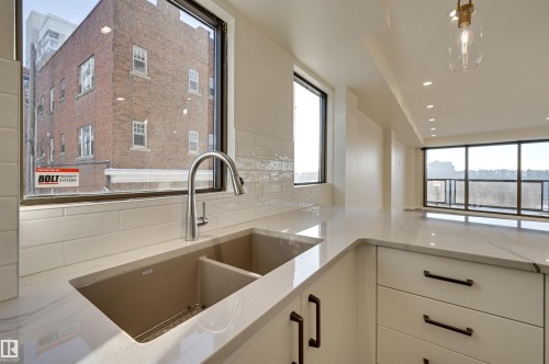 11960 100 Avenue, Edmonton, AB - Indoor Photo Showing Kitchen