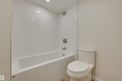 11960 100 Avenue, Edmonton, AB - Indoor Photo Showing Bathroom