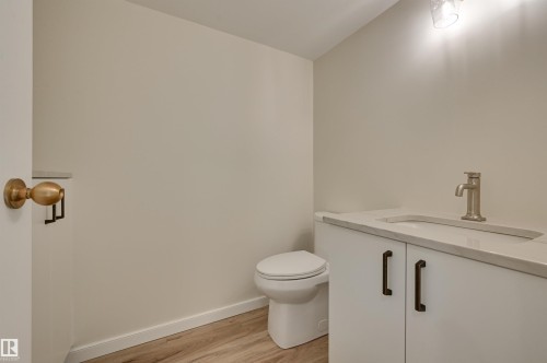 11960 100 Avenue, Edmonton, AB - Indoor Photo Showing Bathroom