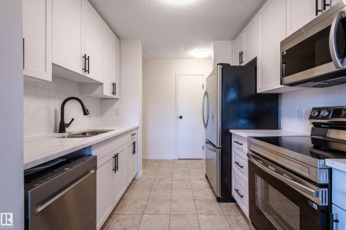 13341 47 Street, Edmonton, AB - Indoor Photo Showing Kitchen