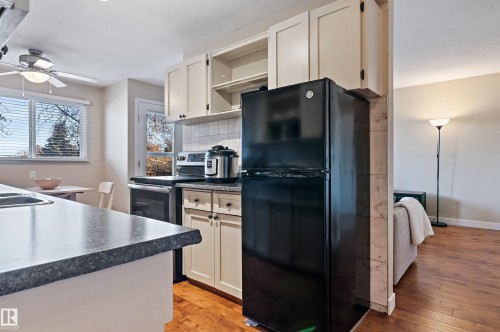 10 5635 105 Street, Edmonton, AB - Indoor Photo Showing Kitchen
