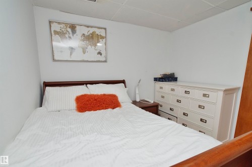 190 Clareview Road, Edmonton, AB - Indoor Photo Showing Bedroom