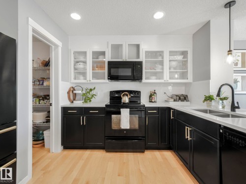 112 Santana Crescent, Fort Saskatchewan, AB - Indoor Photo Showing Kitchen With Double Sink With Upgraded Kitchen