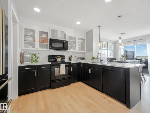 112 Santana Crescent, Fort Saskatchewan, AB - Indoor Photo Showing Kitchen With Upgraded Kitchen