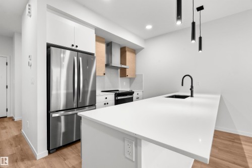 22931 80 Avenue, Edmonton, AB - Indoor Photo Showing Kitchen