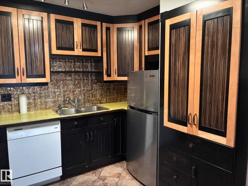 17 10721 116 Street, Edmonton, AB - Indoor Photo Showing Kitchen With Double Sink