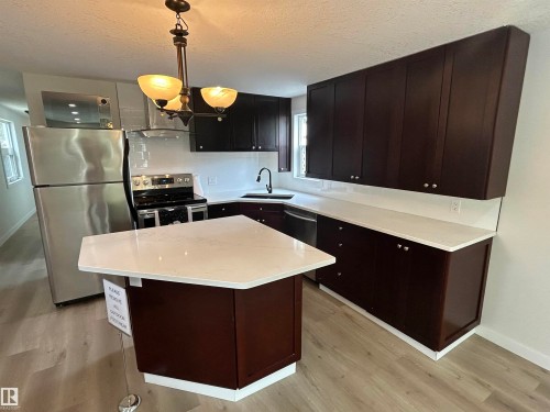 714 West Ridge Place Nw, Edmonton, AB - Indoor Photo Showing Kitchen
