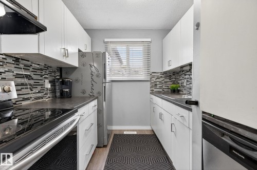 11398 139 Avenue, Edmonton, AB - Indoor Photo Showing Kitchen