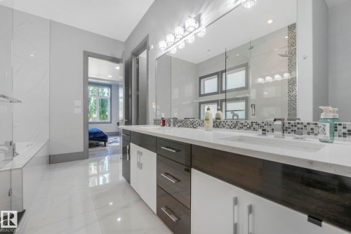 3510 Watson Point(E), Edmonton, AB - Indoor Photo Showing Bathroom