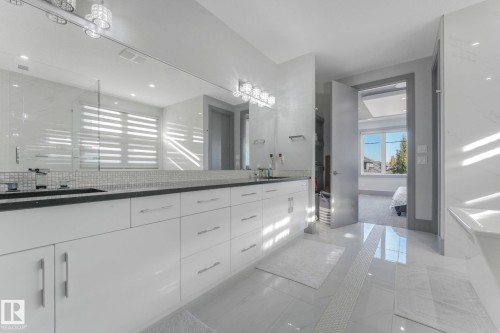 3510 Watson Point(E), Edmonton, AB - Indoor Photo Showing Bathroom