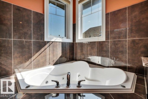 1211 Adamson Drive, Edmonton, AB - Indoor Photo Showing Bathroom