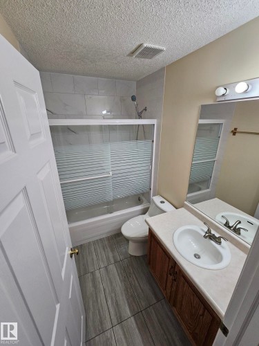 Edmonton, AB - Indoor Photo Showing Bathroom