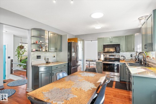 3018 110A Street, Edmonton, AB - Indoor Photo Showing Kitchen With Upgraded Kitchen