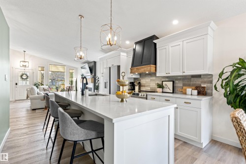 82 Oakridge Drive N, St. Albert, AB - Indoor Photo Showing Kitchen With Upgraded Kitchen