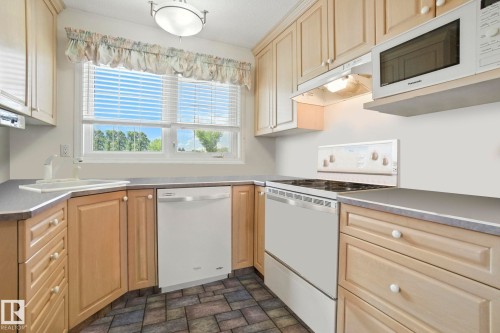 14936 81 Street, Edmonton, AB - Indoor Photo Showing Kitchen
