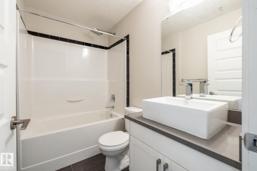130 5151 Windermere Boulevard, Edmonton, AB - Indoor Photo Showing Bathroom
