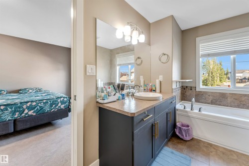 1920 69 St., Edmonton, AB - Indoor Photo Showing Bathroom