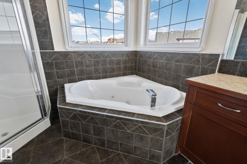 15211 44 Street, Edmonton, AB - Indoor Photo Showing Bathroom