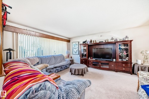 7007 140 Avenue, Edmonton, AB - Indoor Photo Showing Living Room