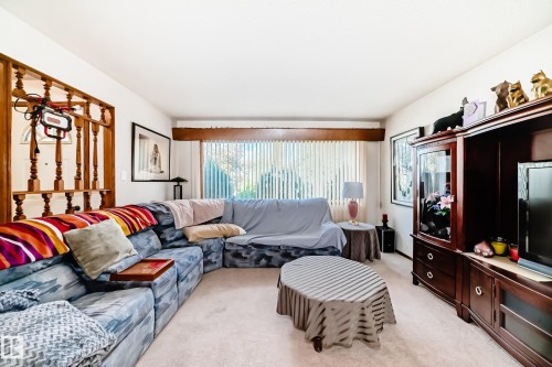 7007 140 Avenue, Edmonton, AB - Indoor Photo Showing Living Room