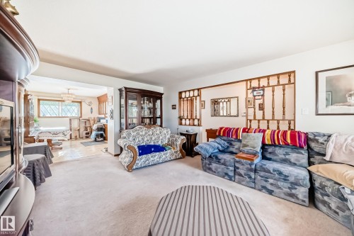7007 140 Avenue, Edmonton, AB - Indoor Photo Showing Living Room