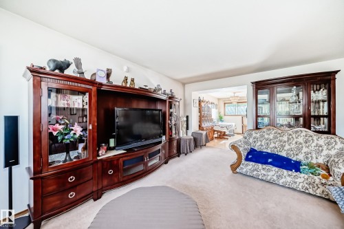 7007 140 Avenue, Edmonton, AB - Indoor Photo Showing Bedroom