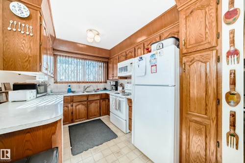 7007 140 Avenue, Edmonton, AB - Indoor Photo Showing Kitchen With Double Sink